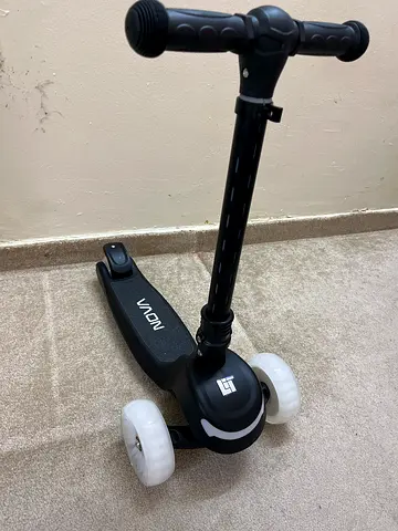 Kids 3-Wheel Adjustable Scooter — Black, LED Front Wheels