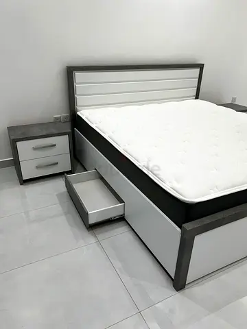 طقم بان هوم حجم كنك مع 2 منضده وتسريحه بمرآة bed set with two side tables and dresser Chairs an Home