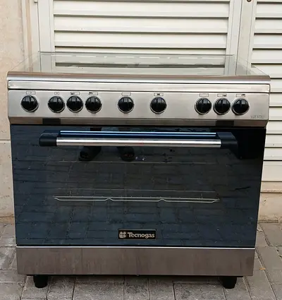 Technogas italian brand Gas Cooker, with 5 burners,  condition is perfectly working, size 90x60cm.