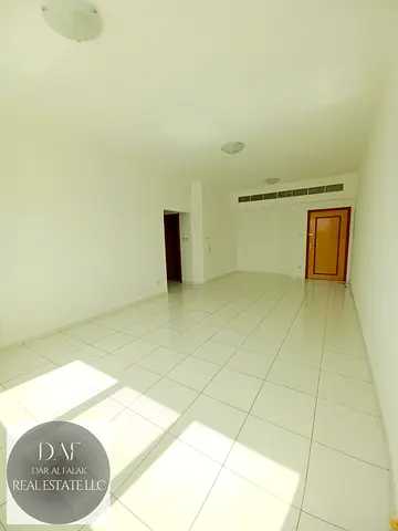 صالة غرفتين نوم في عود ميثاء مقابل نادي النصر الرياضي بجوار بيراميد سنتر بالقرب من المستشفى الأمريكي