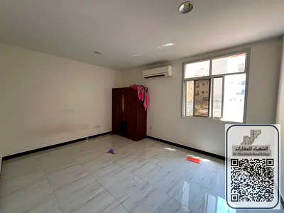 فرصة ممتازة للسكن بسعر مميز! استوديو واسع في منطقة العالية – عجمان، يقع في طابق أرضي ويتميز بمساحة كبيرة وتصميم عملي، مع مطبخ منفصل يوفر خصوصية وراحة