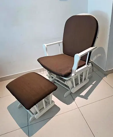 White Comfortable Reclining Chair with Leg Rest