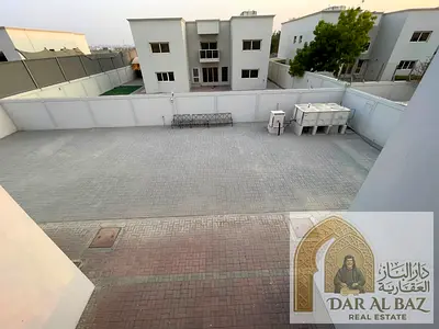 فيلا فاخرة 5 غرف ماستر للإيجار السنوي في البراشي – الشارقة صالة ومجلس غرفة ماستر غرفة خادمة ماستر غرفة تخزين موزع كبير مطبخ كبير