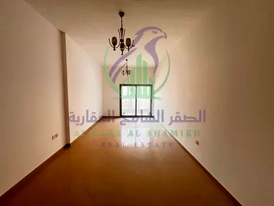 شقة غرفتين وصالة للإيجار السنوي في التعاون الشارقة بمساحات واسعة وبلكونة وثلاثة حمامات ودفع مرن