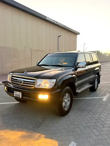 Land cruiser 2004 well kept neat and clean with zero accident history