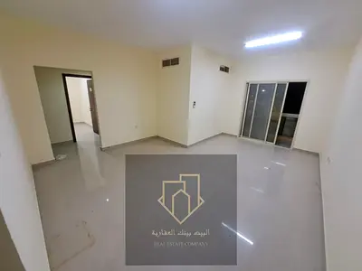 موقع حيوي بالنعيمية 2 على شارع الملك فيصل، غرفتين وصالة، بلكونة، حمامين، تكييف مركزي، مساحة ممتازة، وقريب من الخدمات والمواصلات وسهل الوصول إلى دبي والشارقة.