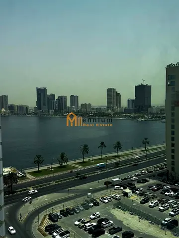 مكتب للإيجار بالمجاز 3 مساحة 960 قدم مفتوحة بإطلالة مائية تكييف مجاني مع باركن داخل برج أنيق بسعر 47,000 سنوي على 4 شيكات