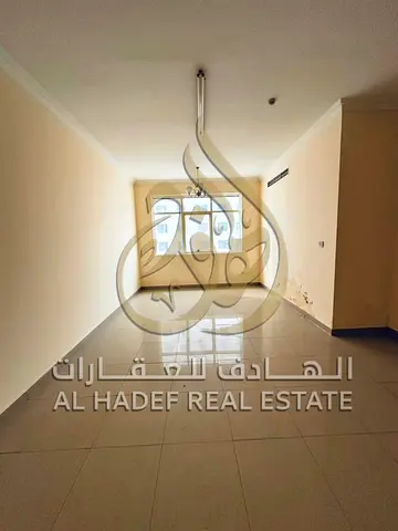 فرصة شقة واسعة غرفتين وصالة للإيجار في الخان الشارقة على الشارع الرئيسي إطلالة جانبية 2 حمام تسهيلات بالسداد على 4 أو 6 دفعات السعر 45000 درهم للمعاي