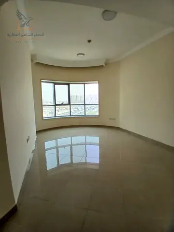 ثلاث غرف وصالة، 3 حمامات، مطبخ كبير، خزائن حائط وبلكونة مع إطلالة مفتوحة، في موقع مميز على شارع خليفة