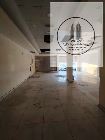 محل 1300 قدم على شارع رئيسي للإيجار السنوي في عجمان الصناعية