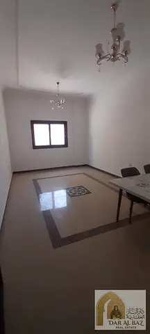 شقة غرفتين وصالة للإيجار السنوي في الخان – الشارقة | إطلالة خلفية مفتوحة | بلكونة | خزائن حائط | 2 حمام | سعر مميز