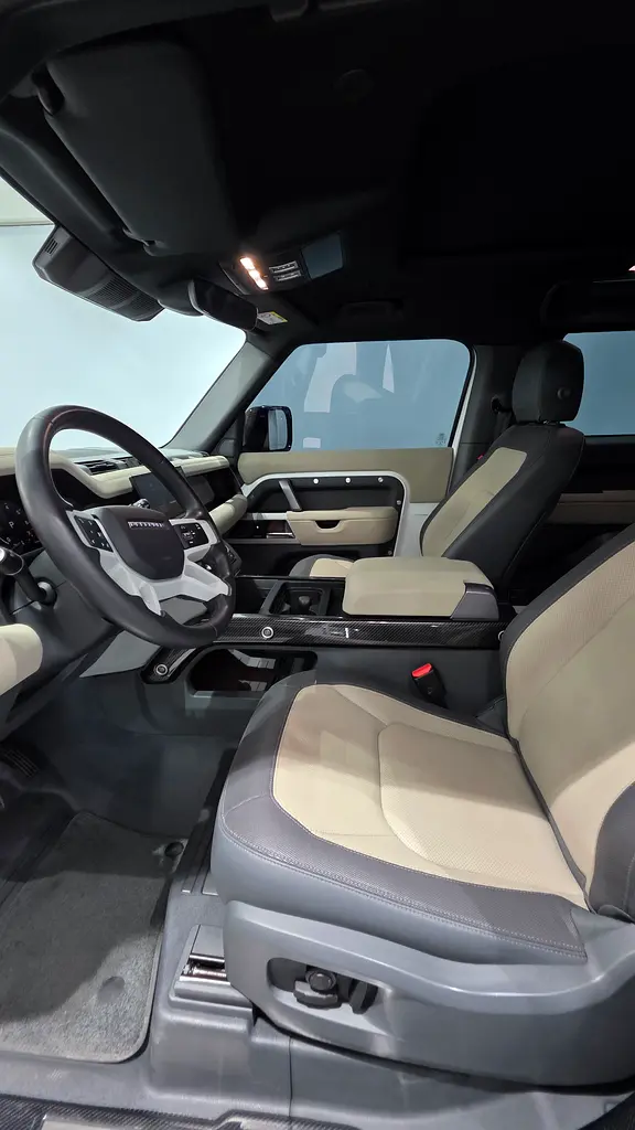 Land Rover Defender 2023
