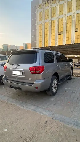 2011 Toyota SEQUOIA — фото 2
