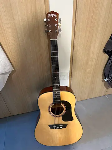 Full-size acoustic guitar - Natural finish, good condition