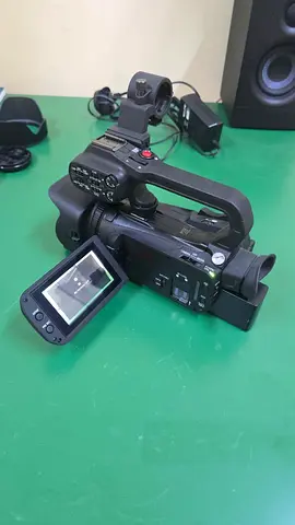 Canon XA40 - 4K UHD Handycam Professional Digital Camcorder - Perfect Working Condition