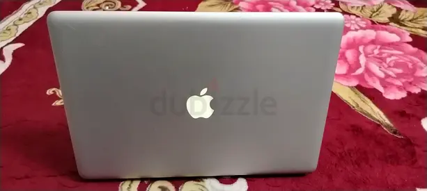 Macbook Pro i7 Generations 8 GB 1 TB