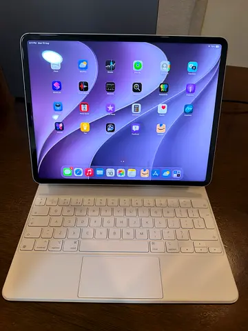 Apple iPad Pro 5G 12.9 5th Gen 512GB with Magic Keyboard - Good Condition