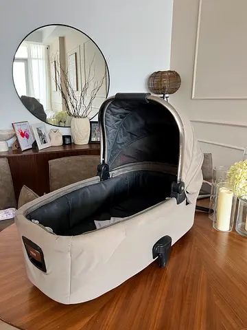 Mamas & Papas Ocarro Carrycot / Bassinet in grey — good condition