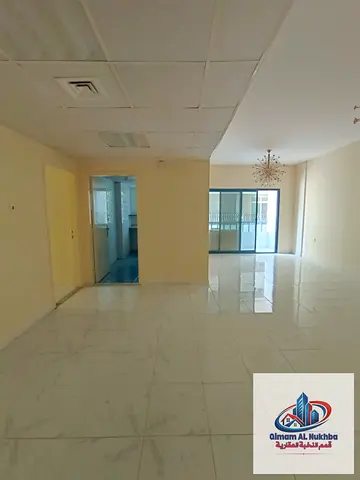 غرفتين وصالة في المجاز 3 بمساحات واسعة وبلكونة، 2 حمام وخزائن حائط وتكييف مركزي، قرب الكورنيش وحديقة الصفيا، 41,000 درهم، 4 أو 6 دفعات.
