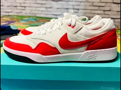 NIKE SNEAKER