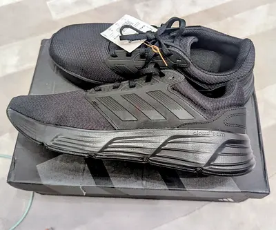 Adidas 6M running shoes ( size euro/46)