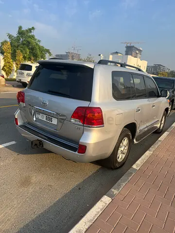Toyota Land Cruiser GXR+ 2012 model Top option sunroof service history from ALFUTTAIM