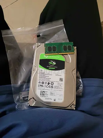 Seagate Barracuda 1TB HDD with 8 GB DDR4 RAM stick
