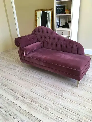 Vintage-style tufted chaise lounge in plum velvet