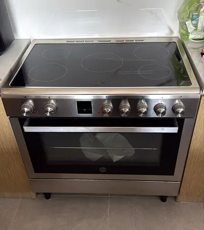 Hoover - 5 ring ceramic hob - oven not used - 6 months old - electric