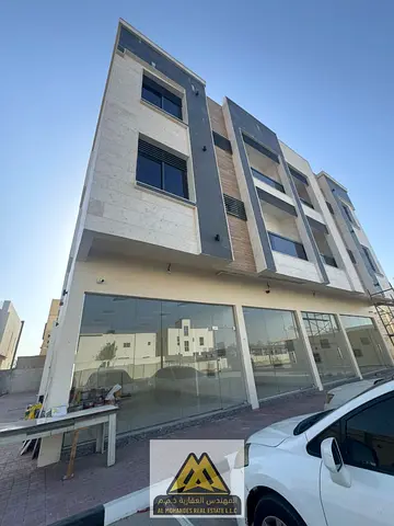 محلات تجارية مميزة للإيجار السنوي، تقع خلف مركز شرطة الحميدية مباشرة وعلى شارع رئيسي، بمواقع مناسبة لمختلف الأنشطة التجارية