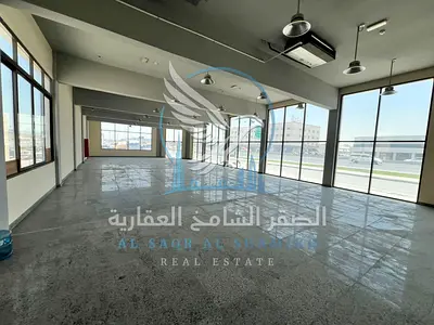معرض للإيجار في الصناعية 5، على شارع رئيسي، مساحة 9,000 قدم²، كهرباء 45 كيلوواط، الدفع 4 دفعات، وتأمين شيك مسترجع، مناسب للأنشطة التجارية والصناعية.