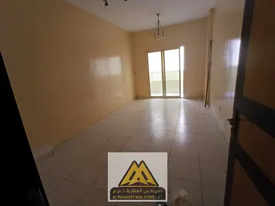 شقة عائلية واسعة ببلكونة وموقع حيوي بالقرب من المدارس مع صيانة مجانية وتسهيلات مريحة في الدفع
