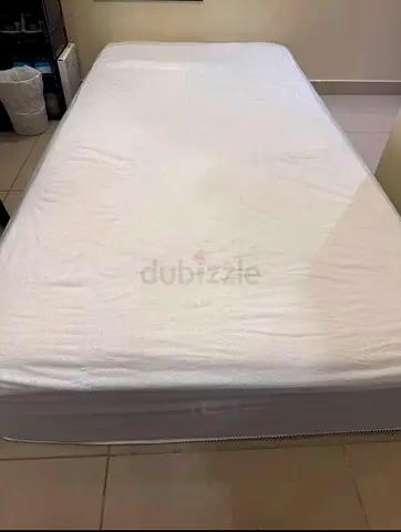 Englander hotel collection Mattress in Good Condition with Fitted Protector