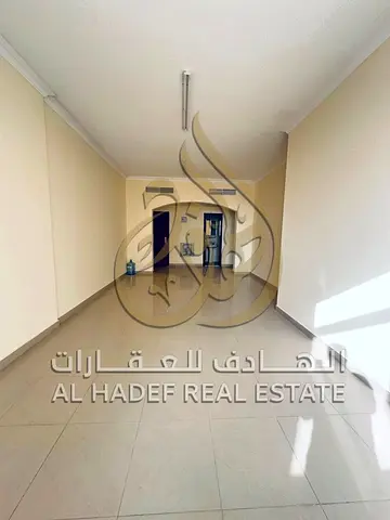 شقة غرفتين وصالة للإيجار السنوي في الخان الشارقة إطلالة مفتوحة حمامان مساحات ممتازة موقع مميز شقة عائلية الدفع 4 أو 6 دفعات السعر 45 ألف درهم