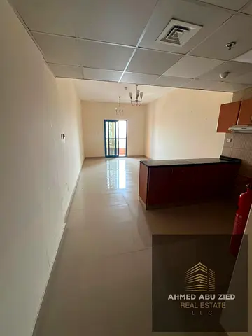 استوديو بمساحة ممتازة جدا - مطبخ امريكي - بلكونة باطلالة مفتوحة - حمام - تكييف مركزي - بجوار مدرسة الحكمة و سهل لمخرج دبي و الشارقة