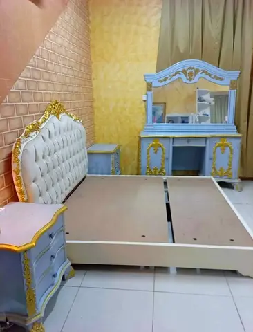 Queen-size ornate blue and gold غرفة نوم bedroom set with tufted headboard