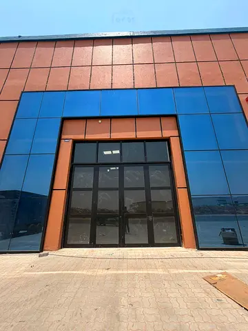SHOWROOMS AND WAREHOUSES FACING MAIN ROAD