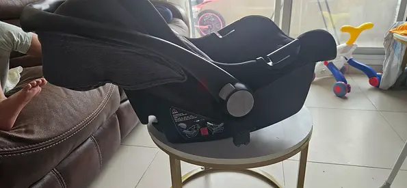 Infant/Baby car seat- lightweight, clean, ready to use for 0-12 months Baby
