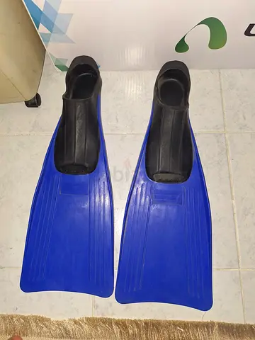 Pair of Blue Full-Foot Swim Fins (Size 38-40) - Good Condition