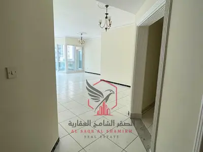 شقة واسعة للإيجار السنوي المجاز2 3غرف نوم وصاله مع بلكون تكييف مجاني مسبح مجاني تكييف مركزي صيانه مجانيه قريبه علي مخرج دبي