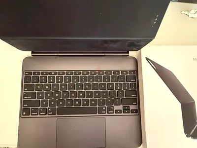 Apple Magic keyboard for iPad Pro 13 M4/M5 black English-Arabic in excellent condition 850 Dhs.