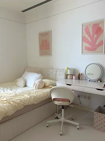 Queen size bed + mattress in great condition