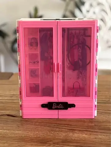 Pink Barbie fashionista Ultimate portable wardrobe