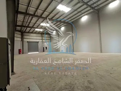 مستودع للإيجار في الصجعة على شارع رئيسي، 3,000 قدم²، كهرباء 73 كيلوواط، مناسب للتخزين والأنشطة التجارية والصناعية.