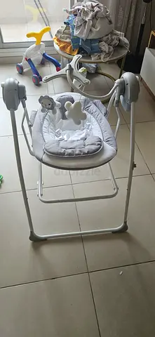 White electric baby swing with mobile and cushioned seat - good condition. Automatic swing, Rocker,
