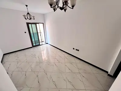 بلكونة باطلالة مفتوحة _ 2 حمام _ موقع مميز خلف مركز دلتا وجميع الخدمات _ سهل المخرج لدبي