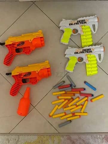 Set of 4 Toy Blasters (2x Nerf + 2x Blaster) with Assorted Darts & Target