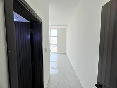 بنايه جديده اول ساكن في العاليه قريب من البيت المتوحد غرفه وصاله تشطيبات حديثه  صاله منفصله باب خاص  اطلاله بانوراما تقسيمات ممتازه