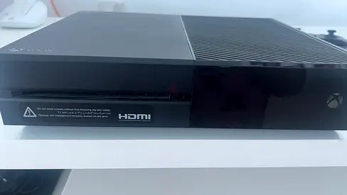 Xbox One original console - flawless condition with 1 gaming controller