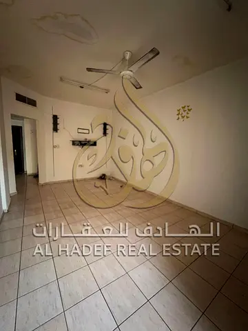 شقة غرفة و صالة - للايجار السنوى فى منطقة القاسمية - تكييف و غاز مركزى - شهر مجانا - موقع مميز جدا خدمى و تجارى - الصيانة مجانية خلال فترة التعاقد